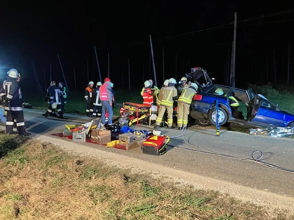 Personen der Feuerwehr üben für den Ernstfall