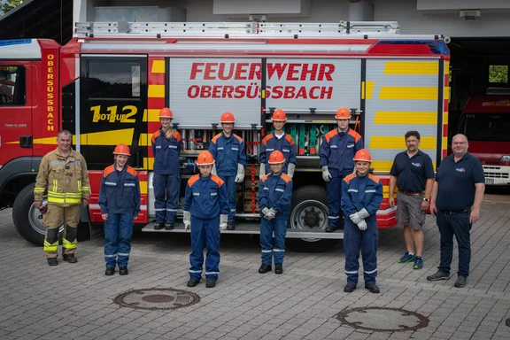 Personen vor Feuerwehrauto