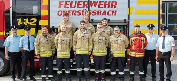 Personen vor Feuerwehrauto