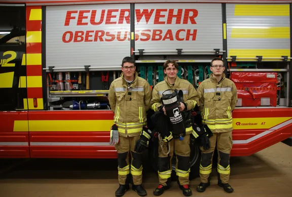 Personen vor Feuerwehrauto