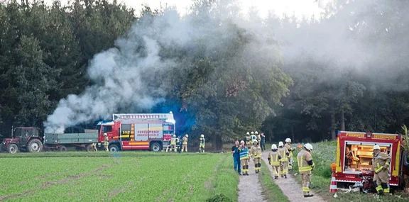 Feuerwehrübung am Waldrand