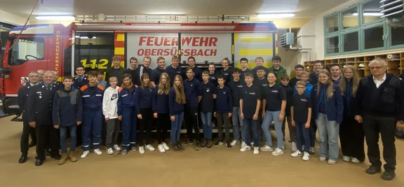 Jugend vor Feuerwehrauto