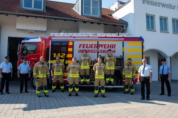 Personen vor Feuerwehrauto