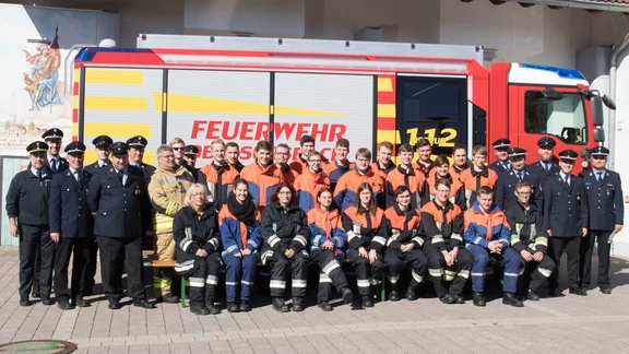 Feuerwehrgruppe vor Feuerwehrauto