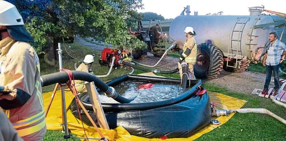 Personen mit Wasserbecken und Agrarfass