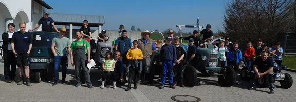 Personen vor Oldtimer