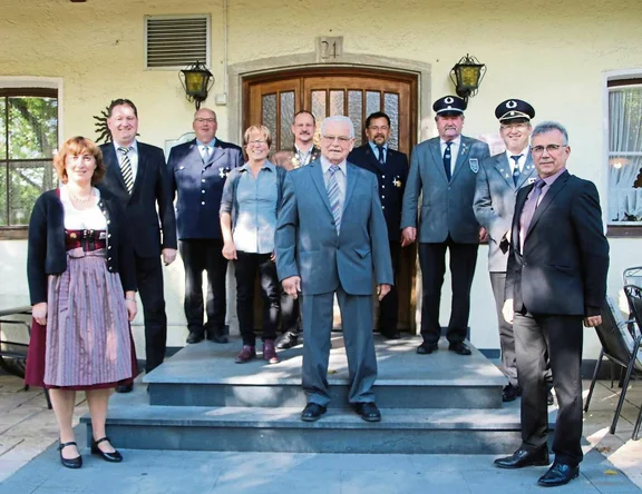 Personen vor Gasthaus Radlmeier