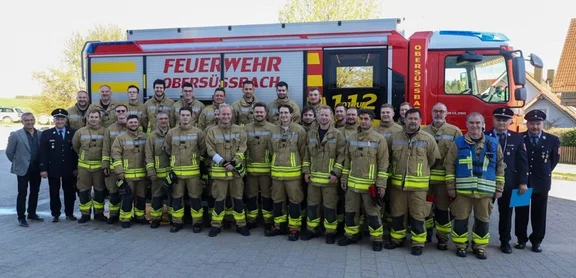 Personen vor Feuerwehrauto
