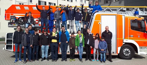 Jugendgruppe vor Feuerwehrauto Ingolstadt