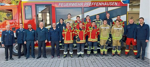 Personen vor Feuerwehrauto