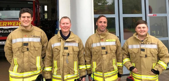 Personen vor Feuerwehrhaus