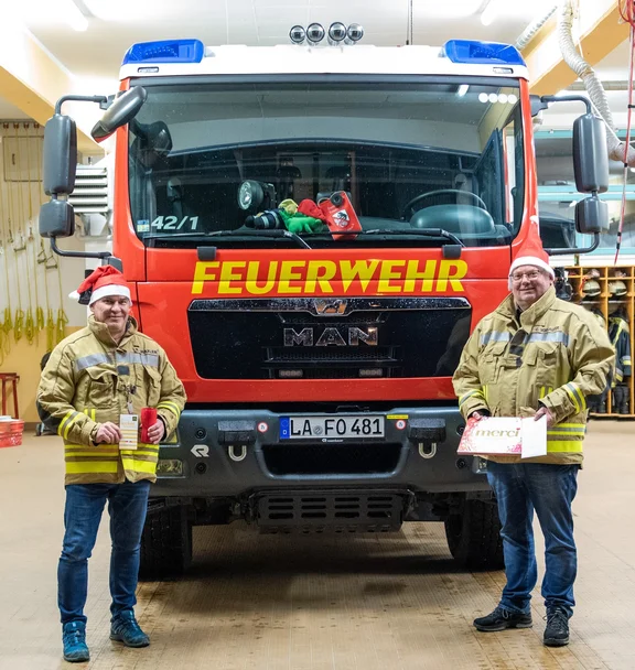Robert Draxler und Christian Vorlaufer vor Feuerwehrauto