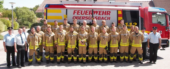 Personen vor Feuerwehrauto
