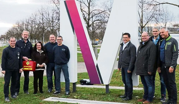 Personen vor Flughafen Logo in München