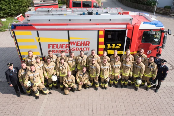 Feuerwehrgruppe vor Feuerwehrauto