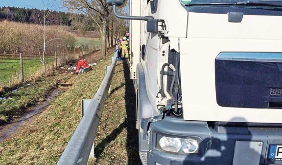 LKW mit Leitplanke