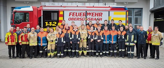 Personen vor Feuerwehrauto