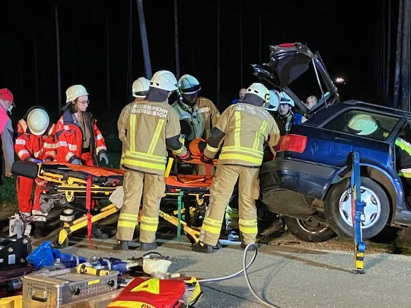 Personen der Feuerwehr üben für den Ernstfall