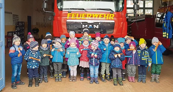 Kinder vor Feuerwehrauto