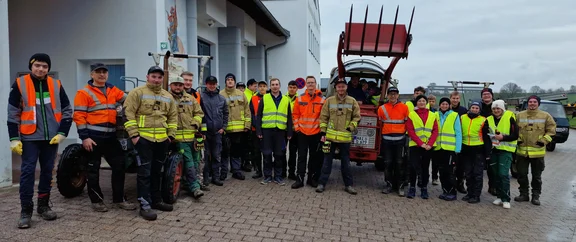 Gruppe von Personen mit Oldtimern