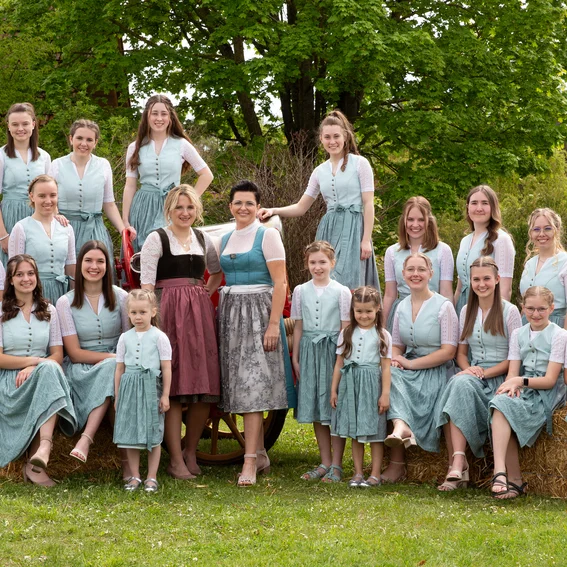 Festdamen im Dirndl mit Mädchen_0231.jpg