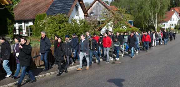 Gruppe von Personen beim Schönwetterbitten