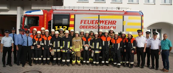 Personen vor Feuerwehrauto