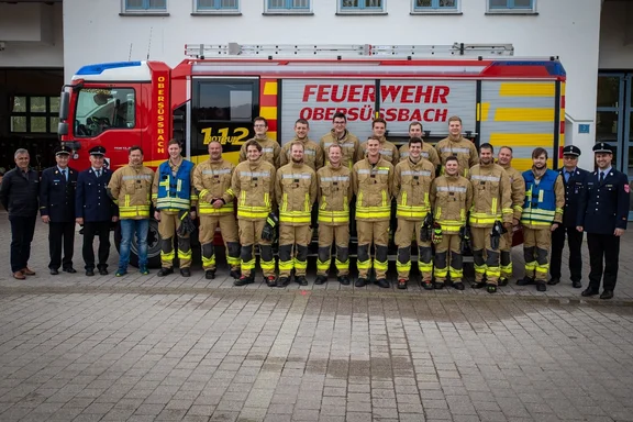 Personen vor Feuerwehrauto