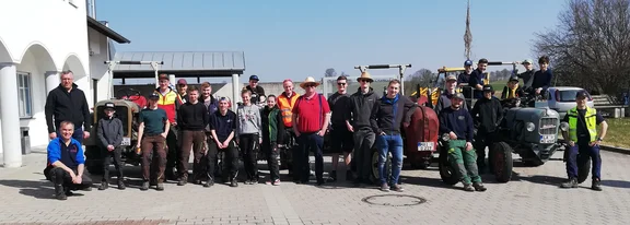 Gruppe von Personen mit Oldtimern