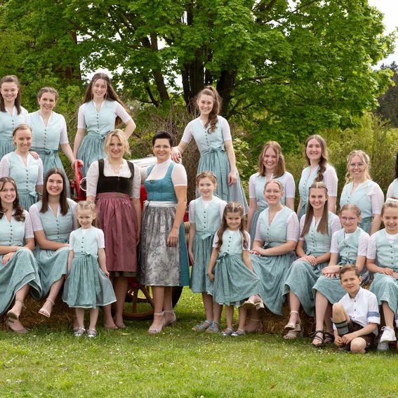 Damen im Dirndl mit Buben_FFWO_0221.jpg