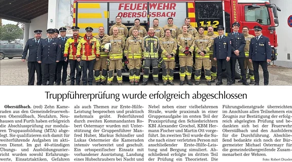 Gruppe von Personen vor Feuerwehrauto
