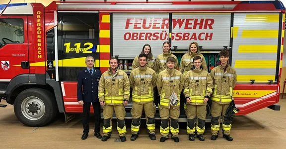 Gruppe von Personen vor Feuerwehrauto