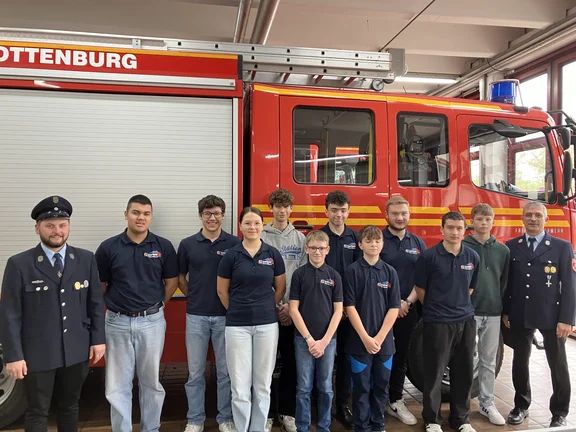 Gruppe von Personen vor Feuerwehrauto