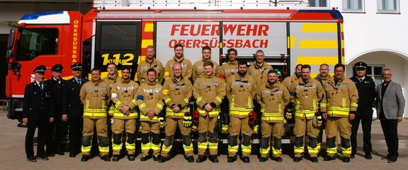 Gruppe von Personen vor Feuerwehrauto